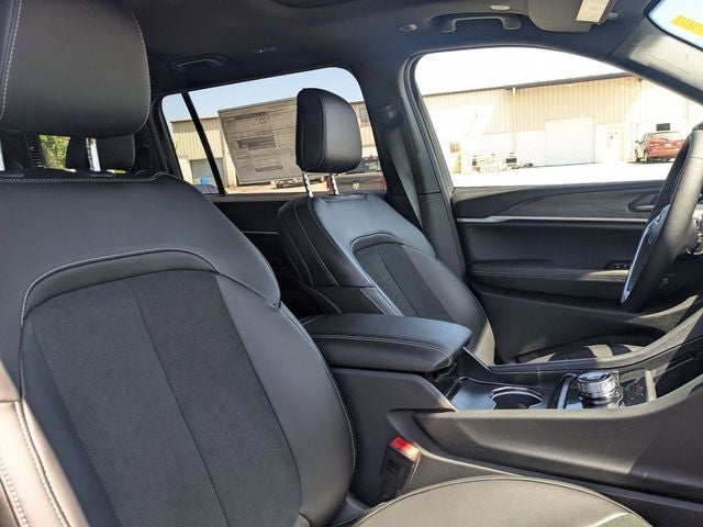 2026 Jeep Grand Cherokee GRAND CHEROKEE L LAREDO ALTITUDE 4X2