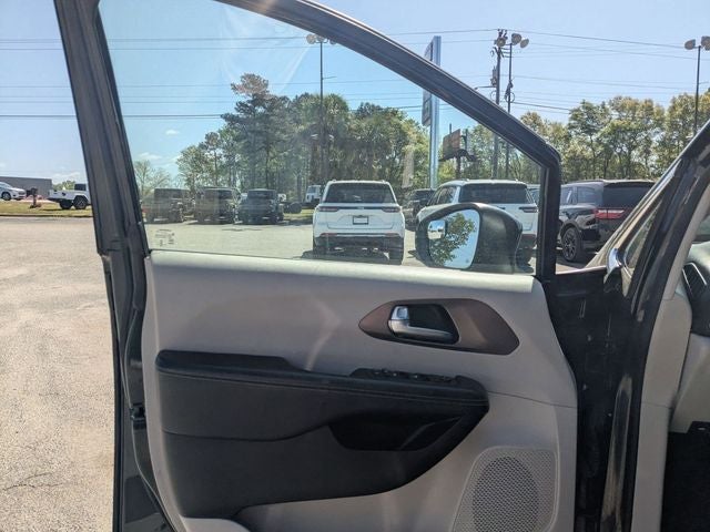 2021 Chrysler Voyager LX