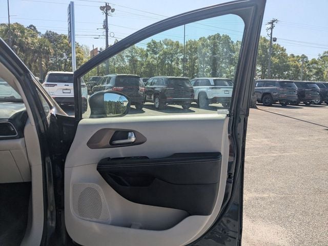 2021 Chrysler Voyager LX