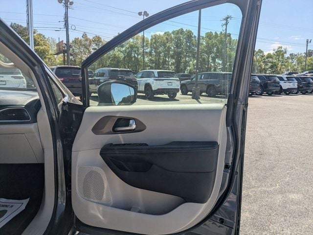 2021 Chrysler Voyager LXI