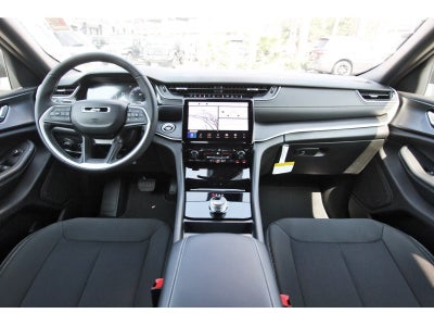 2027 Jeep Grand Cherokee Laredo X 4x2