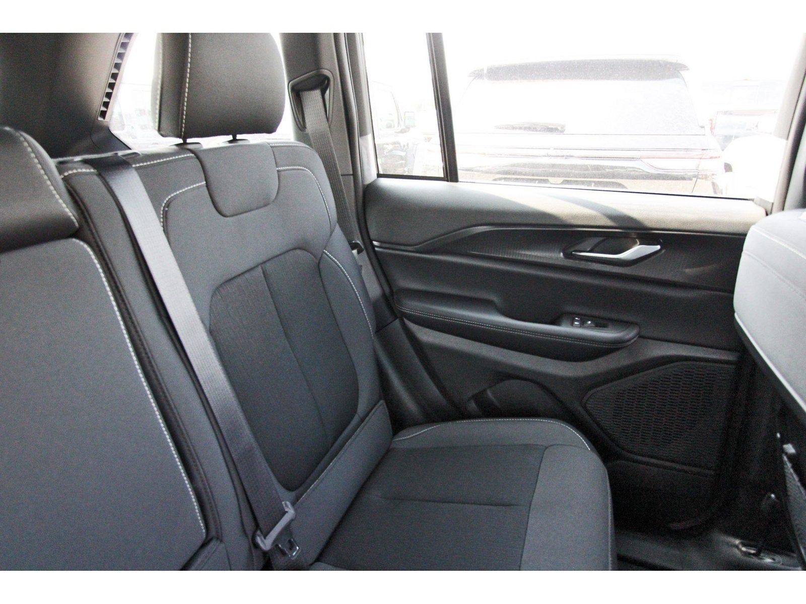 2027 Jeep Grand Cherokee Laredo X 4x2