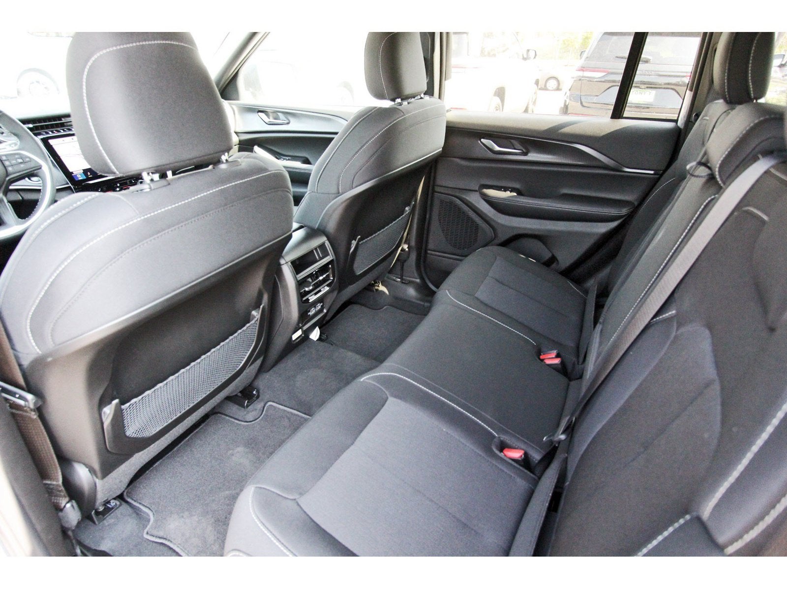 2027 Jeep Grand Cherokee Laredo X 4x2