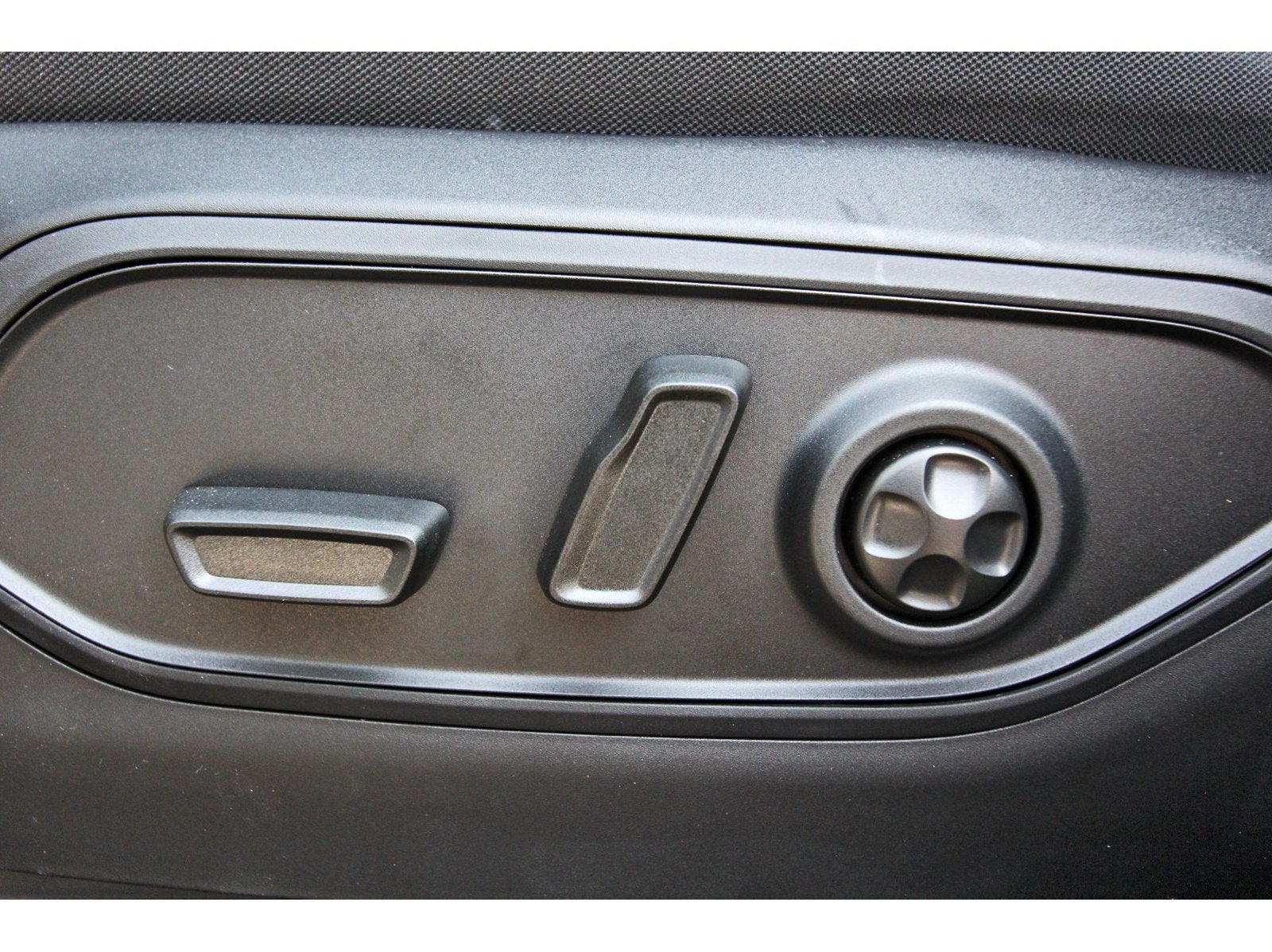 2027 Jeep Grand Cherokee Laredo X 4x2