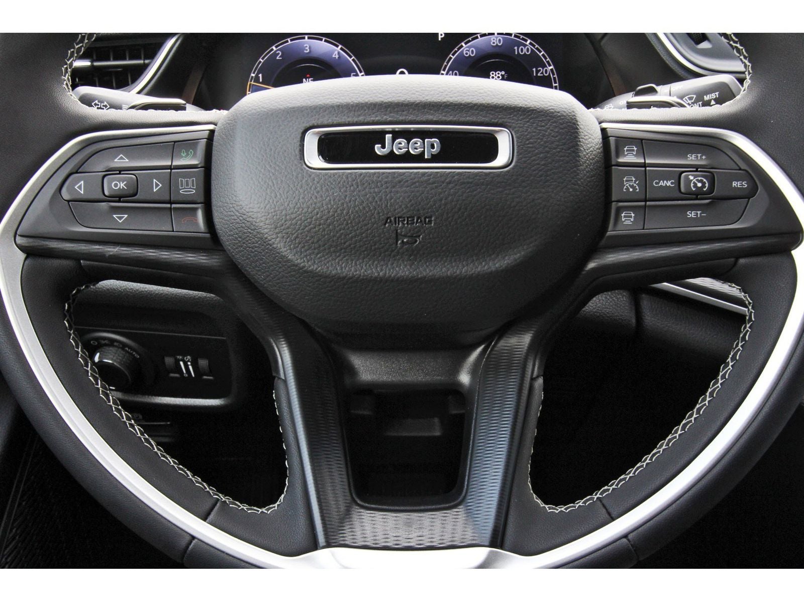 2026 Jeep Grand Cherokee Laredo 4x2