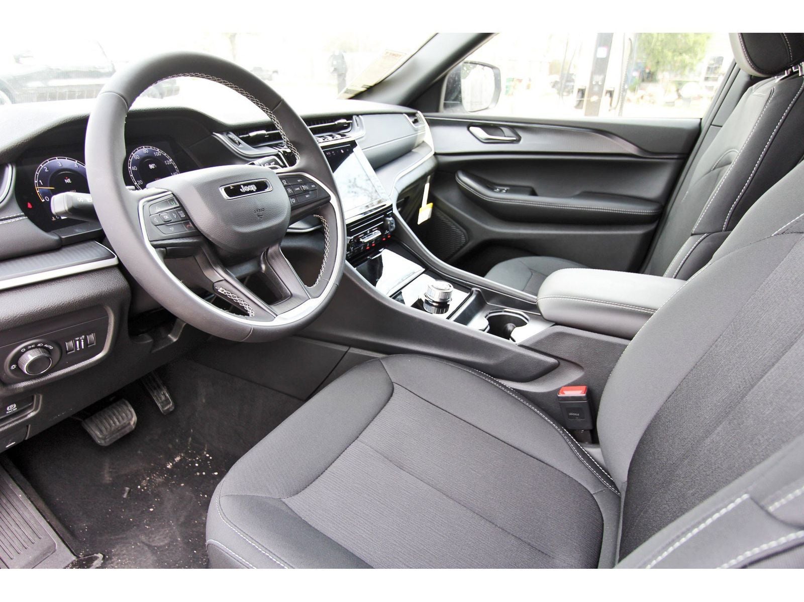 2026 Jeep Grand Cherokee Laredo 4x2