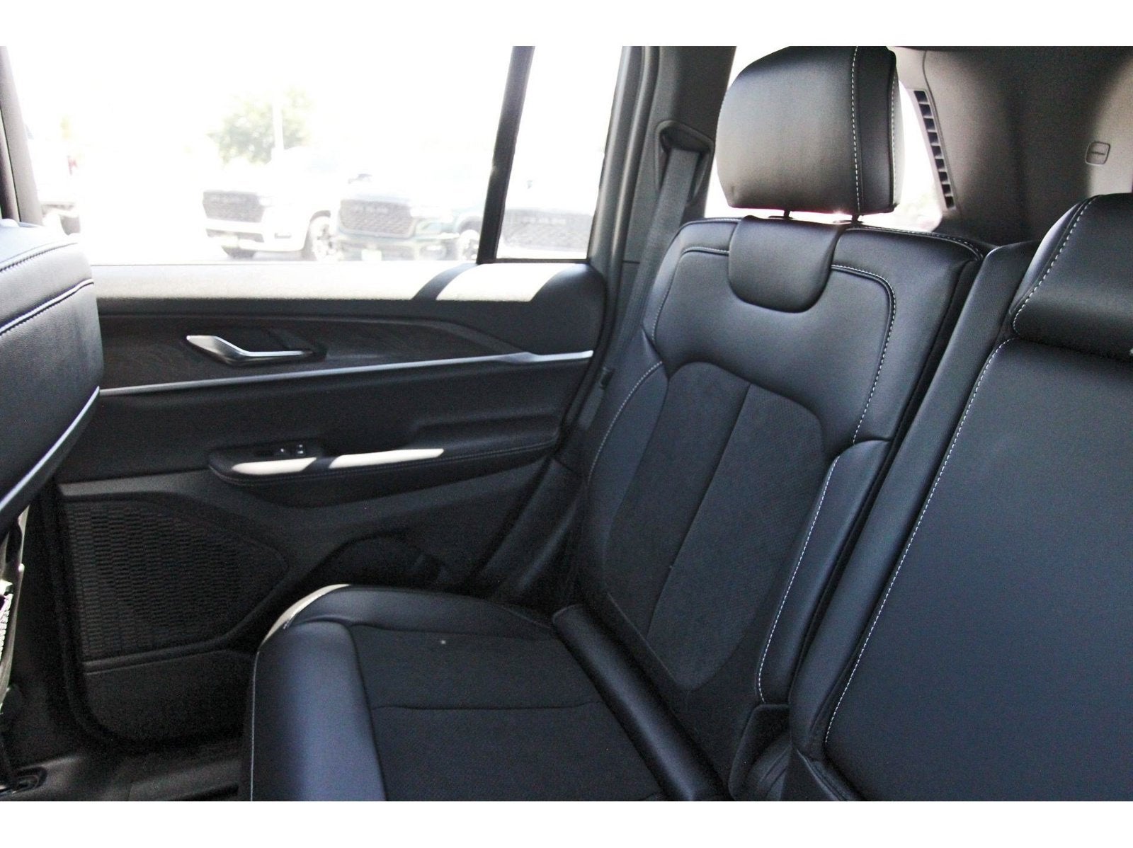 2027 Jeep Grand Cherokee Laredo Altitude 4x2 *Ltd Avail*