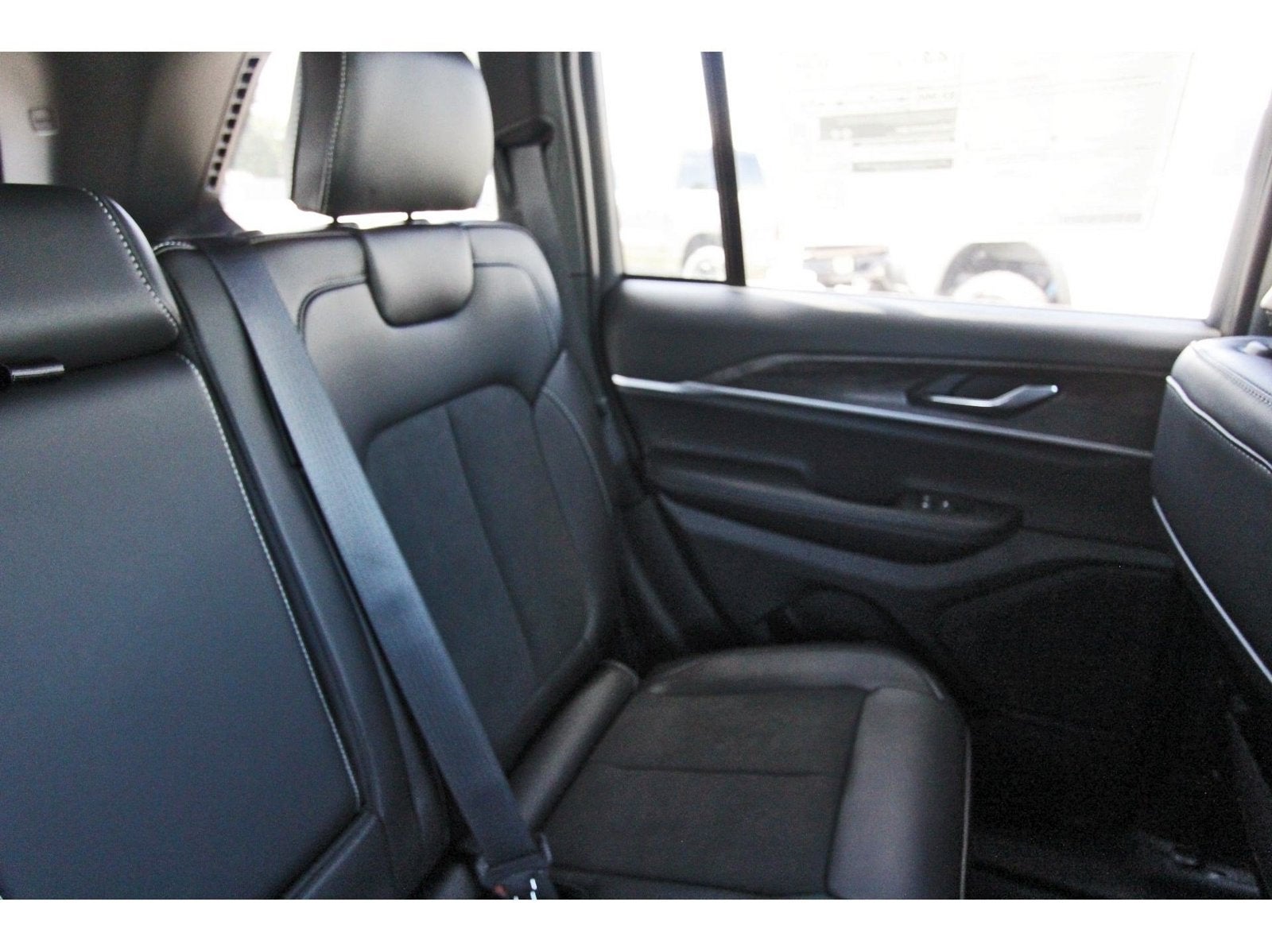 2027 Jeep Grand Cherokee Laredo Altitude 4x2 *Ltd Avail*