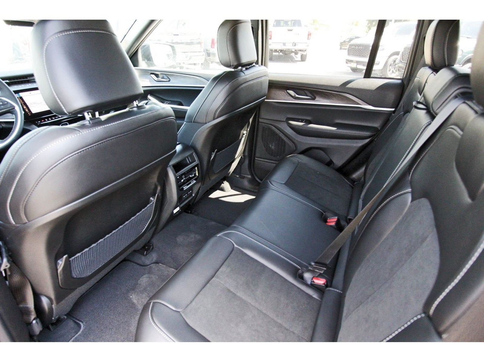 2027 Jeep Grand Cherokee Laredo Altitude 4x2 *Ltd Avail*