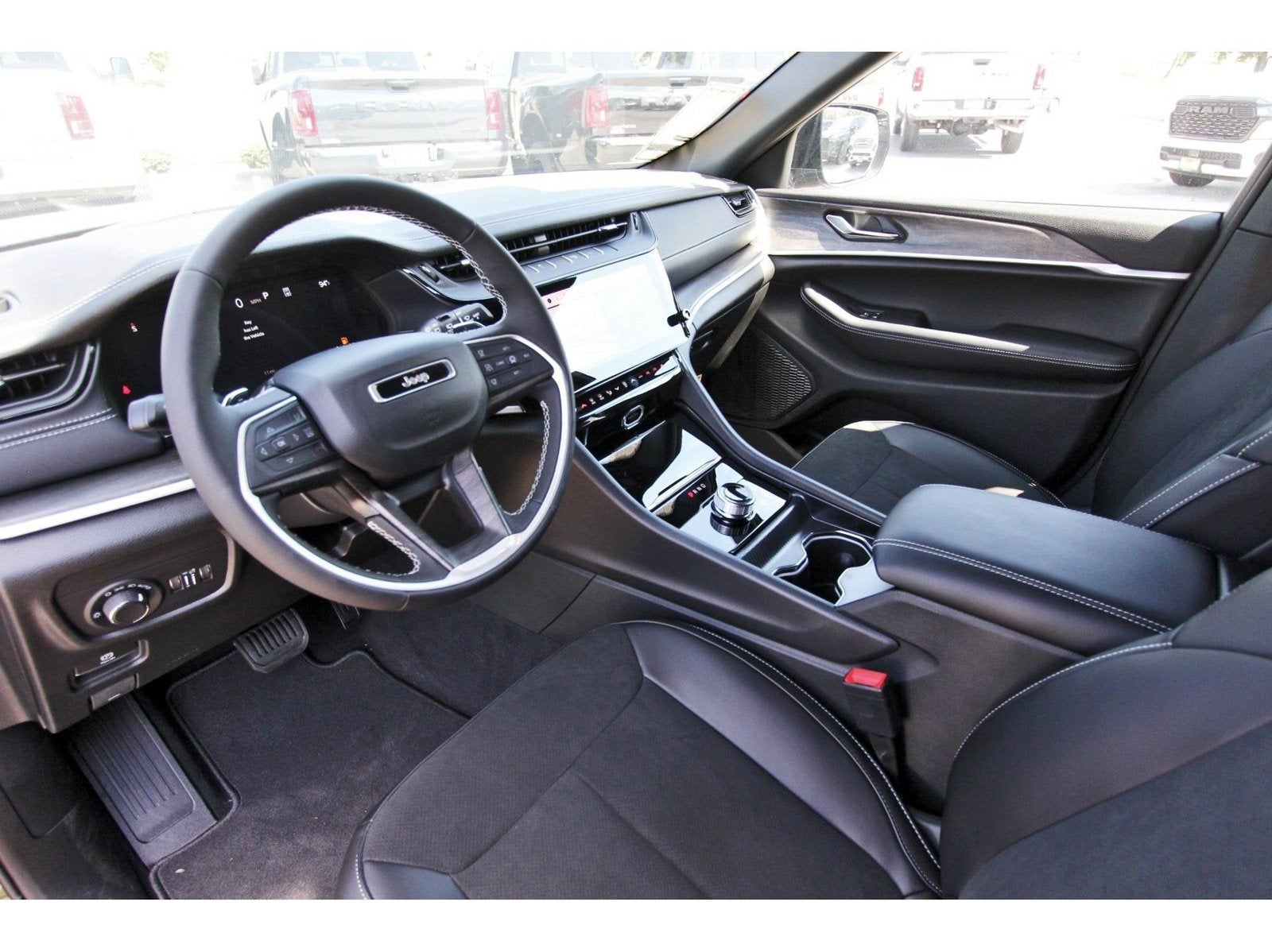 2027 Jeep Grand Cherokee Laredo Altitude 4x2 *Ltd Avail*