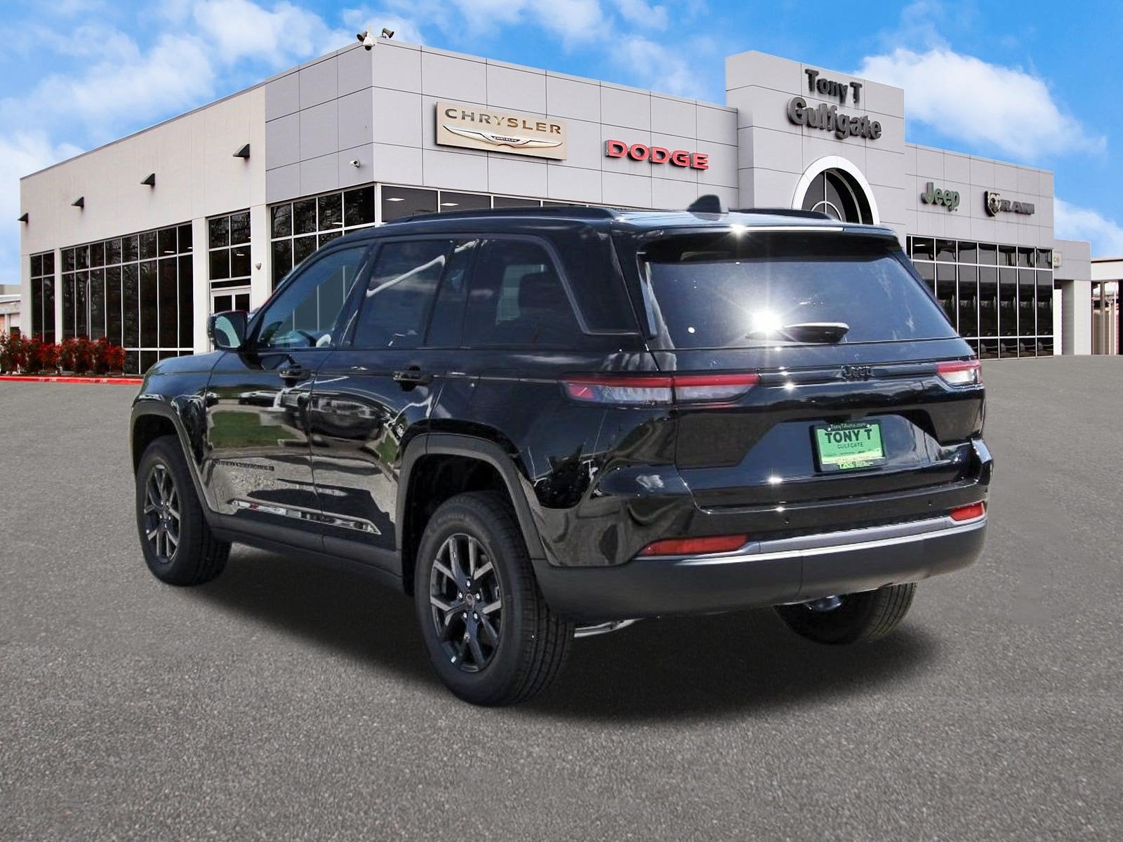 2027 Jeep Grand Cherokee Laredo Altitude 4x2 *Ltd Avail*