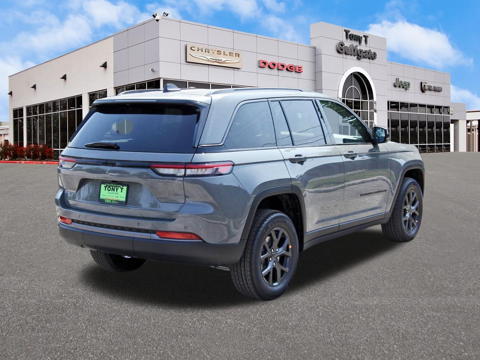 2027 Jeep Grand Cherokee Altitude Laredo 4x2 *Ltd Avail*