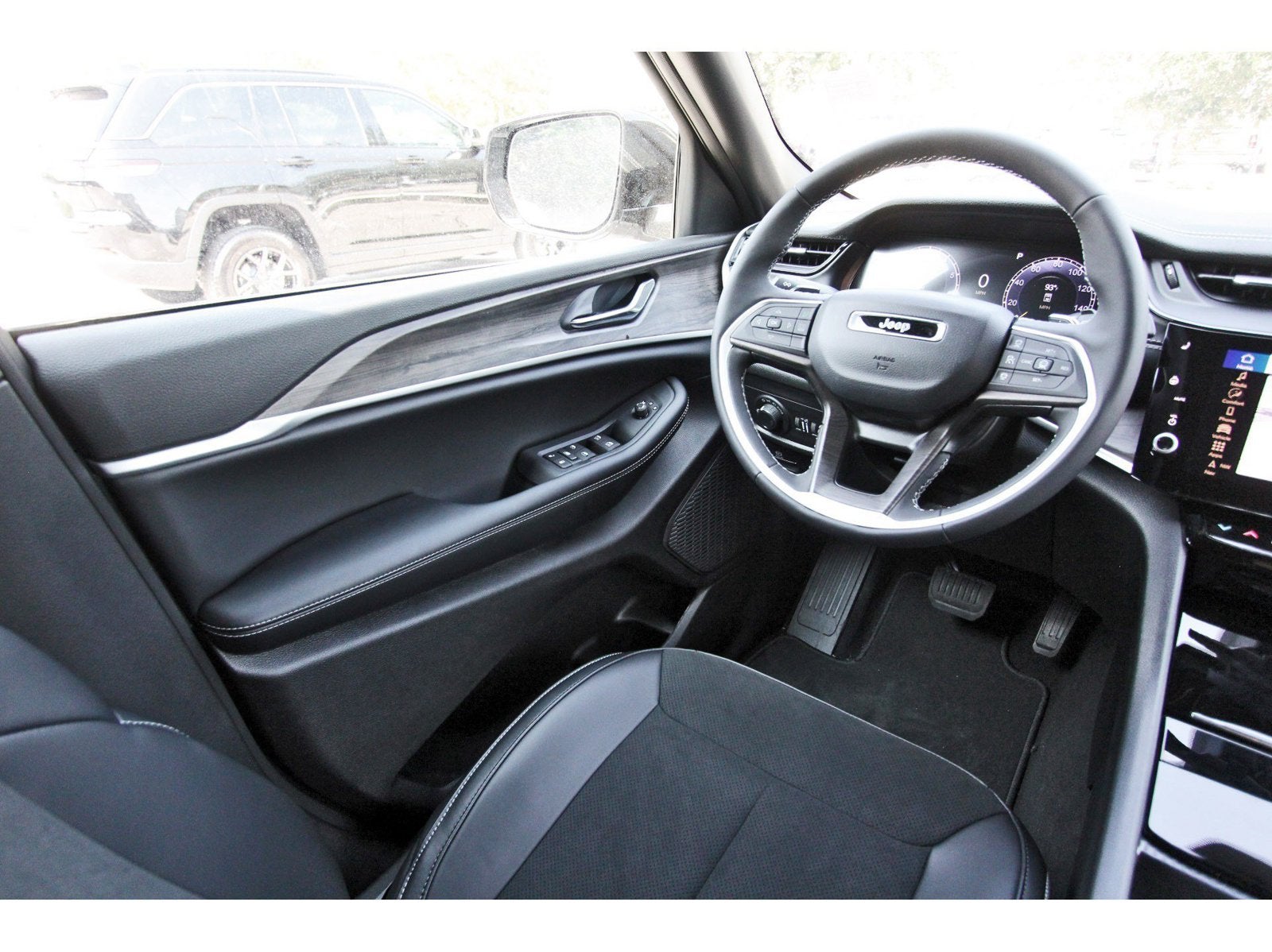 2027 Jeep Grand Cherokee Altitude Laredo 4x2 *Ltd Avail*