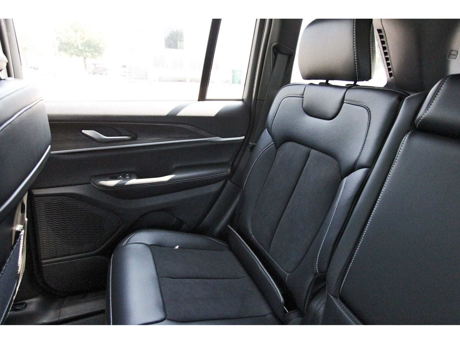 2027 Jeep Grand Cherokee Altitude Laredo 4x2 *Ltd Avail*