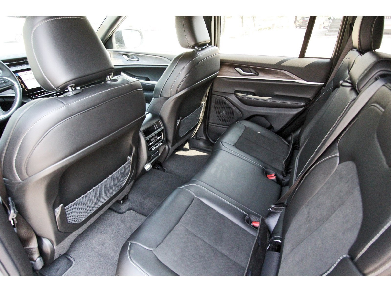 2027 Jeep Grand Cherokee Altitude Laredo 4x2 *Ltd Avail*