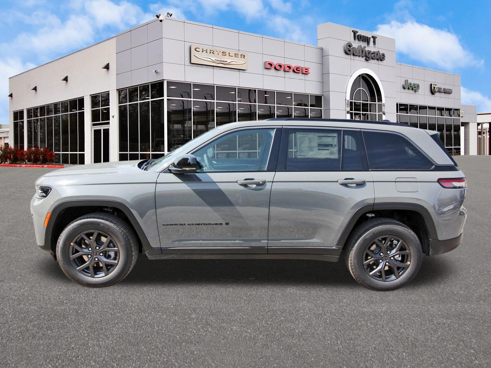 2027 Jeep Grand Cherokee Altitude Laredo 4x2 *Ltd Avail*