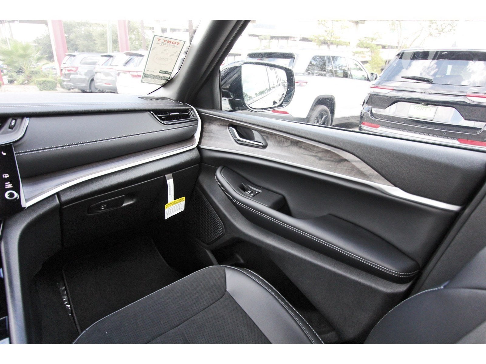 2027 Jeep Grand Cherokee Altitude Laredo 4x2 *Ltd Avail*