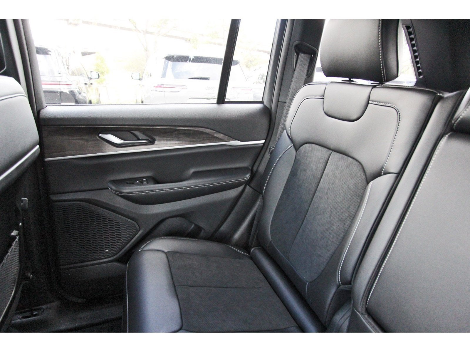 2027 Jeep Grand Cherokee Altitude Laredo 4x2 *Ltd Avail*