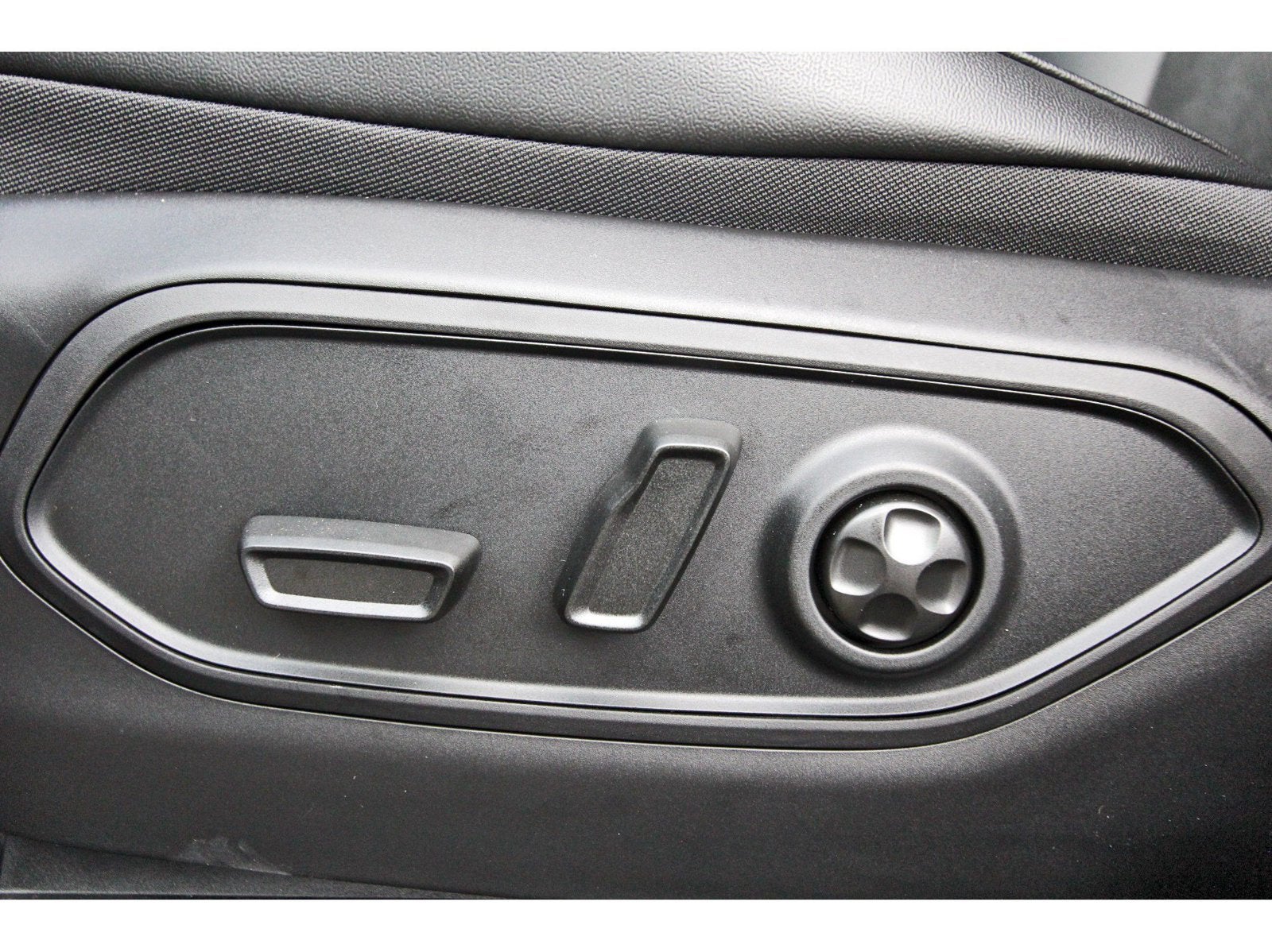 2027 Jeep Grand Cherokee Altitude Laredo 4x2 *Ltd Avail*