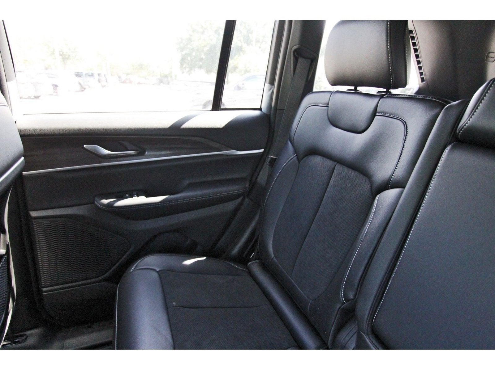 2027 Jeep Grand Cherokee Laredo Altitude 4x2 *Ltd Avail*