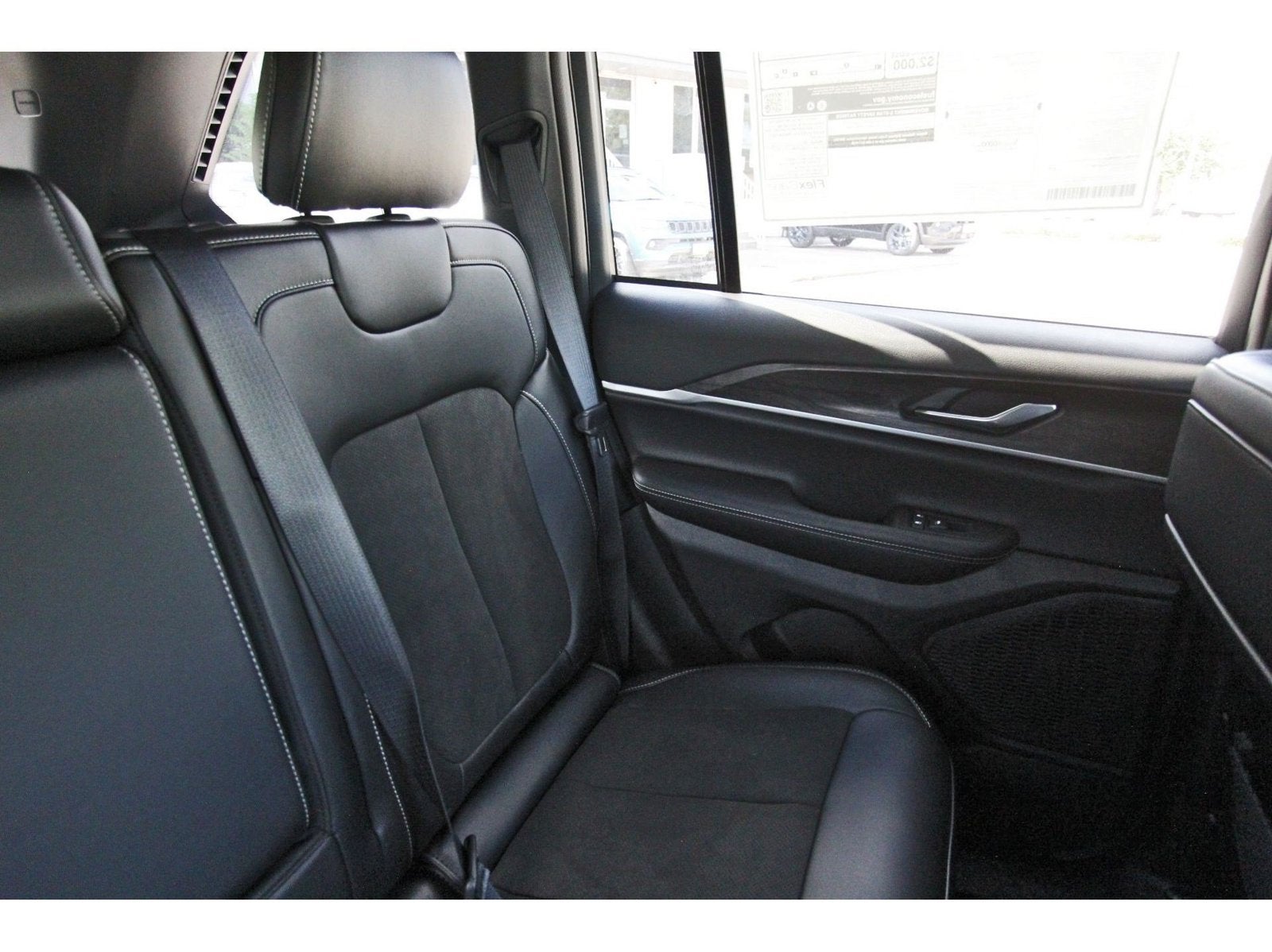 2027 Jeep Grand Cherokee Laredo Altitude 4x2 *Ltd Avail*