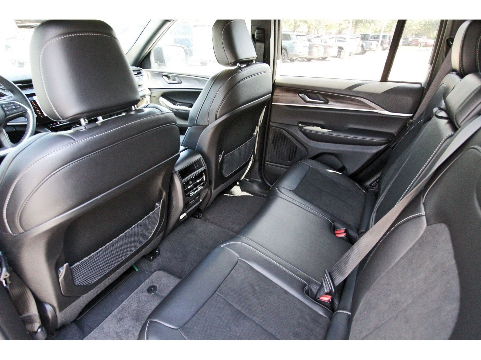 2027 Jeep Grand Cherokee Laredo Altitude 4x2 *Ltd Avail*
