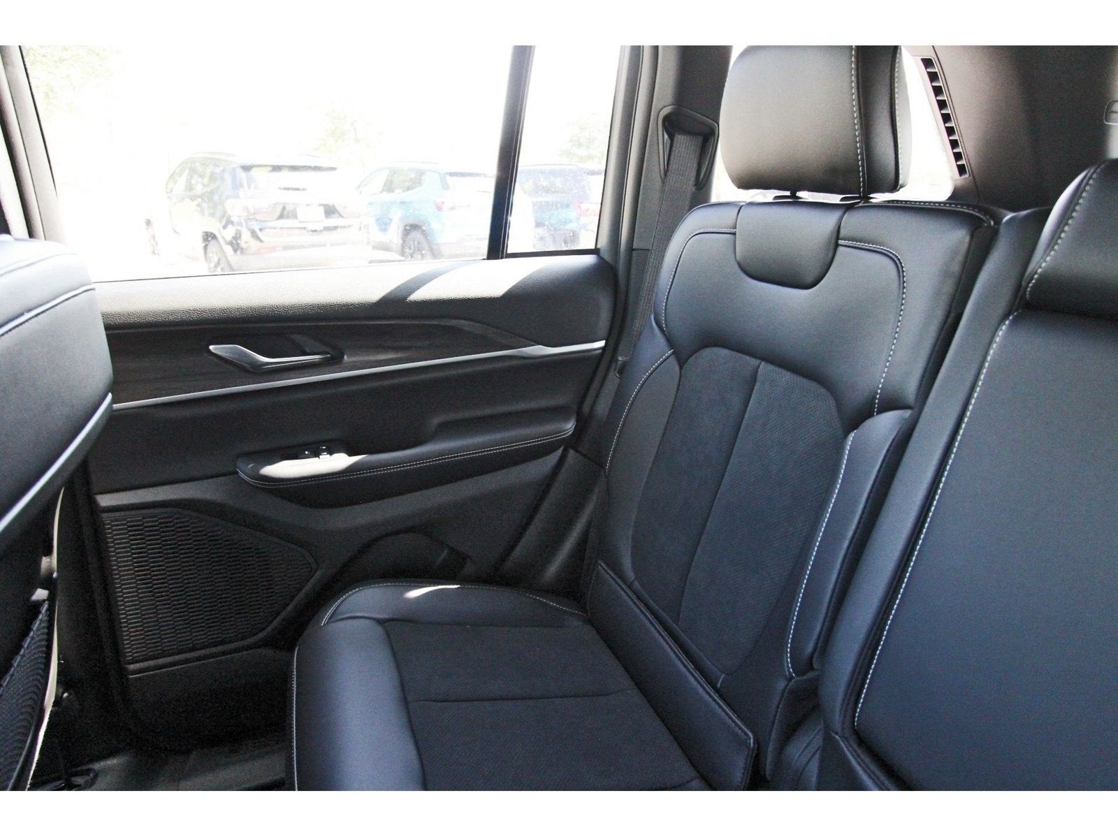 2027 Jeep Grand Cherokee Laredo Altitude 4x2 *Ltd Avail*