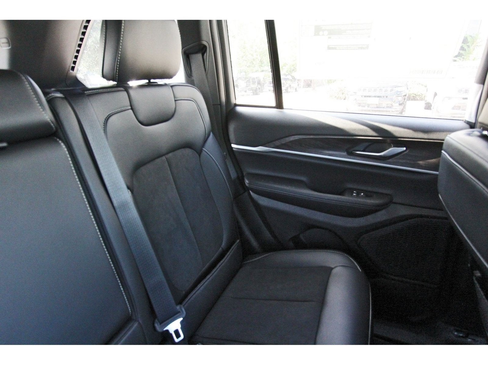 2027 Jeep Grand Cherokee Laredo Altitude 4x2 *Ltd Avail*