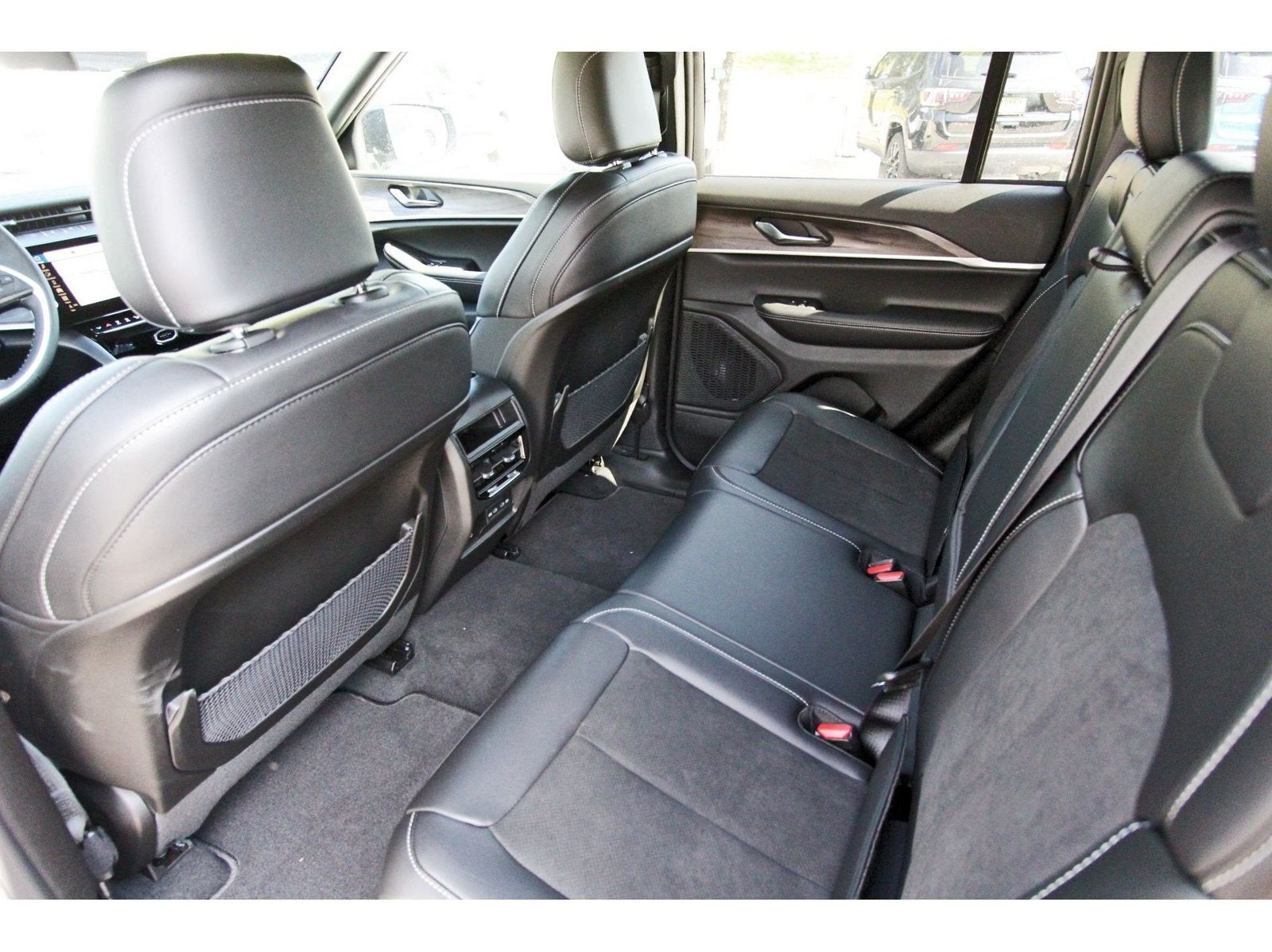 2027 Jeep Grand Cherokee Laredo Altitude 4x2 *Ltd Avail*