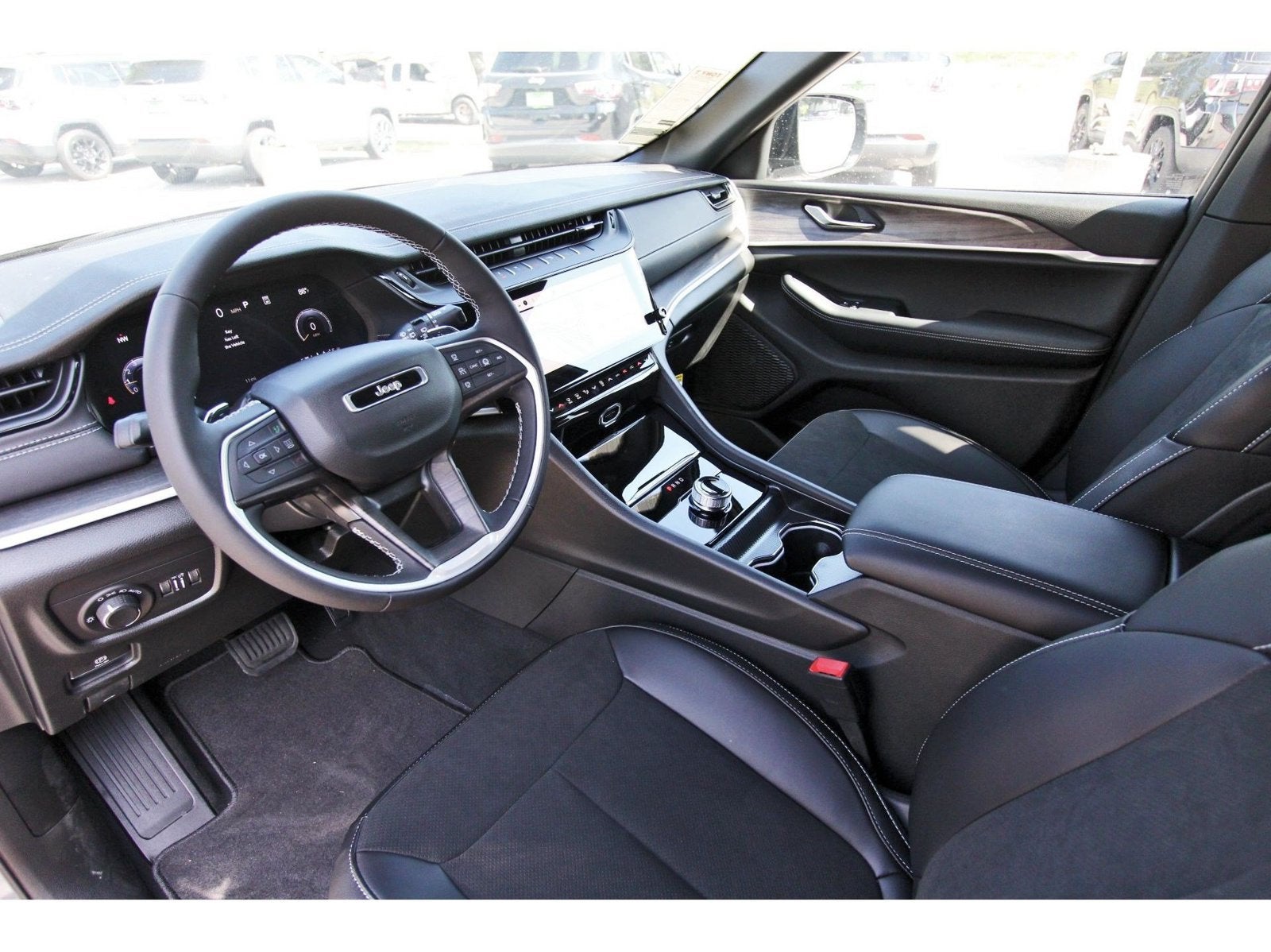 2027 Jeep Grand Cherokee Laredo Altitude 4x2 *Ltd Avail*