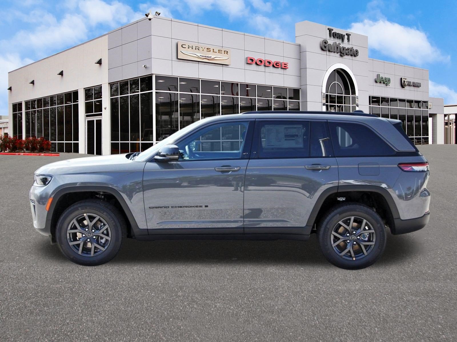 2027 Jeep Grand Cherokee Laredo Altitude 4x2 *Ltd Avail*