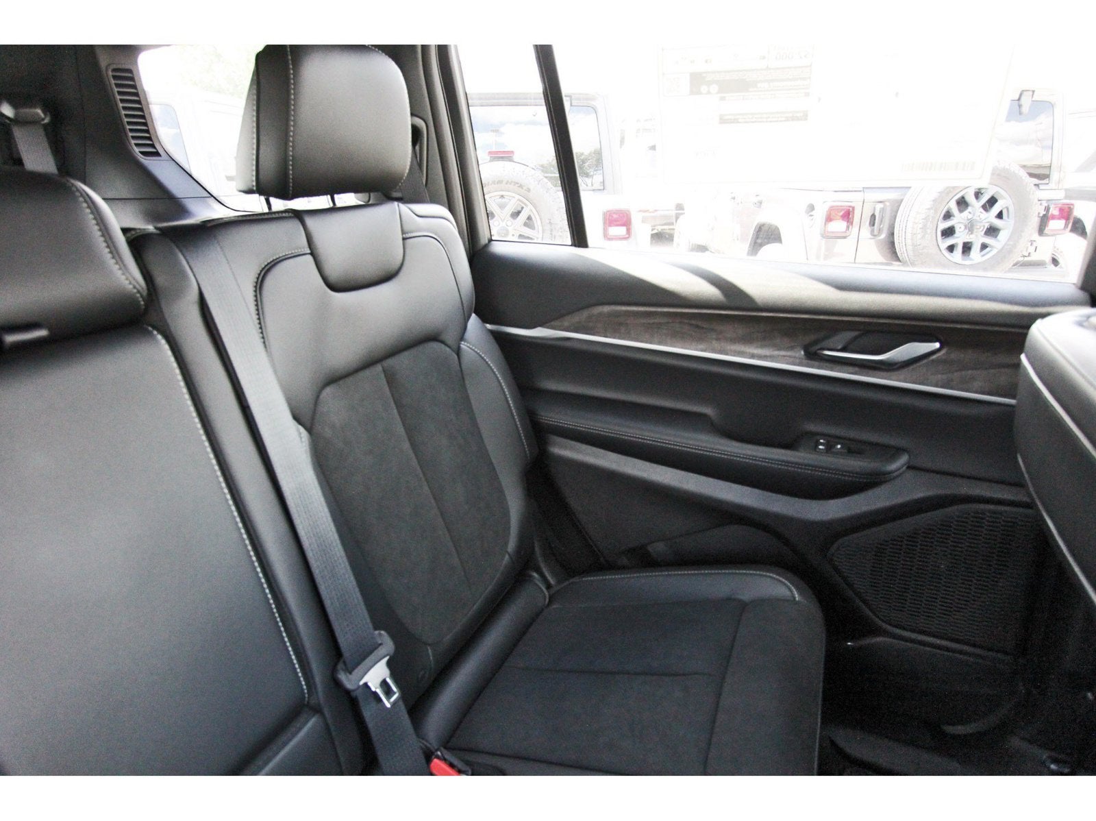 2027 Jeep Grand Cherokee L Laredo Altitude 4x2 *Ltd Avail*