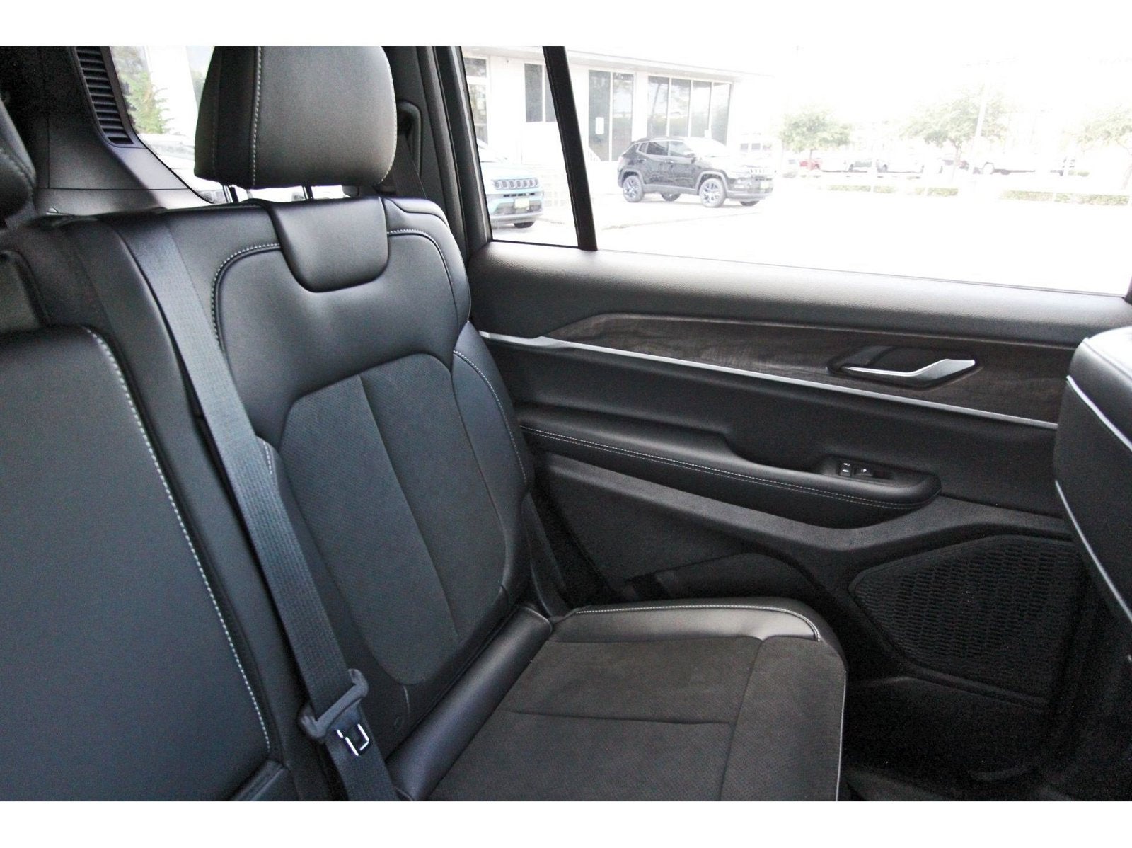 2027 Jeep Grand Cherokee L Laredo Altitude 4x2 *Ltd Avail*