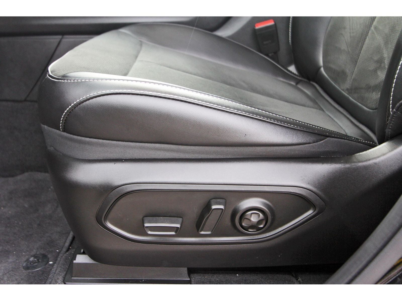 2026 Jeep Grand Cherokee L Altitude Laredo 4x2
