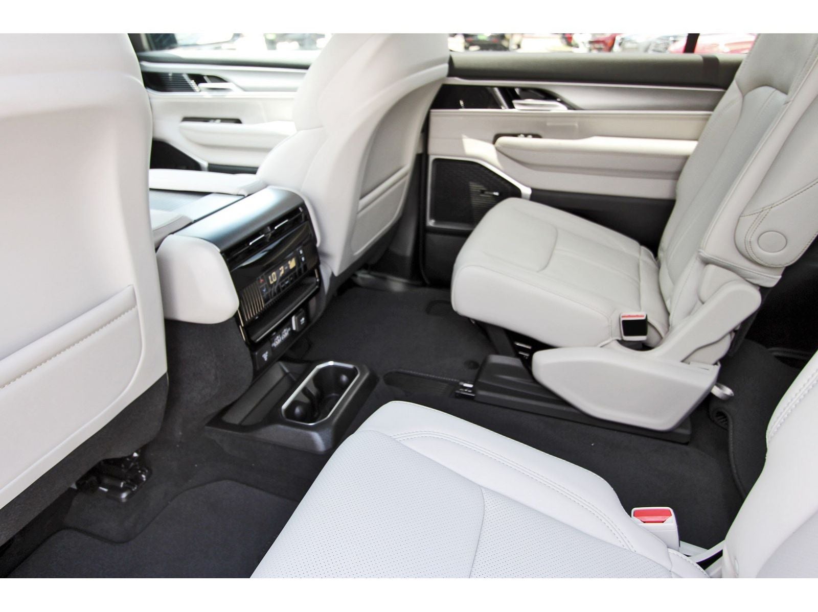2026 Jeep Grand Wagoneer 4x2
