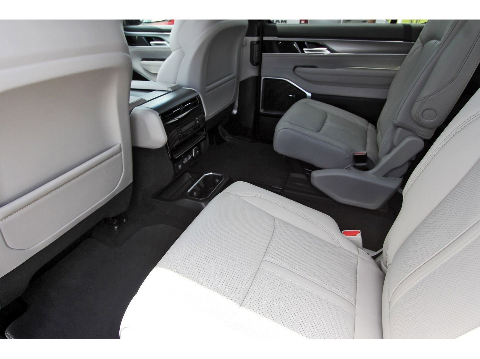 2026 Jeep Grand Wagoneer 4x2