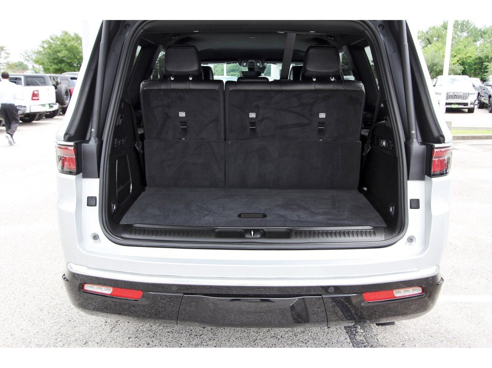 2024 Jeep Wagoneer Base