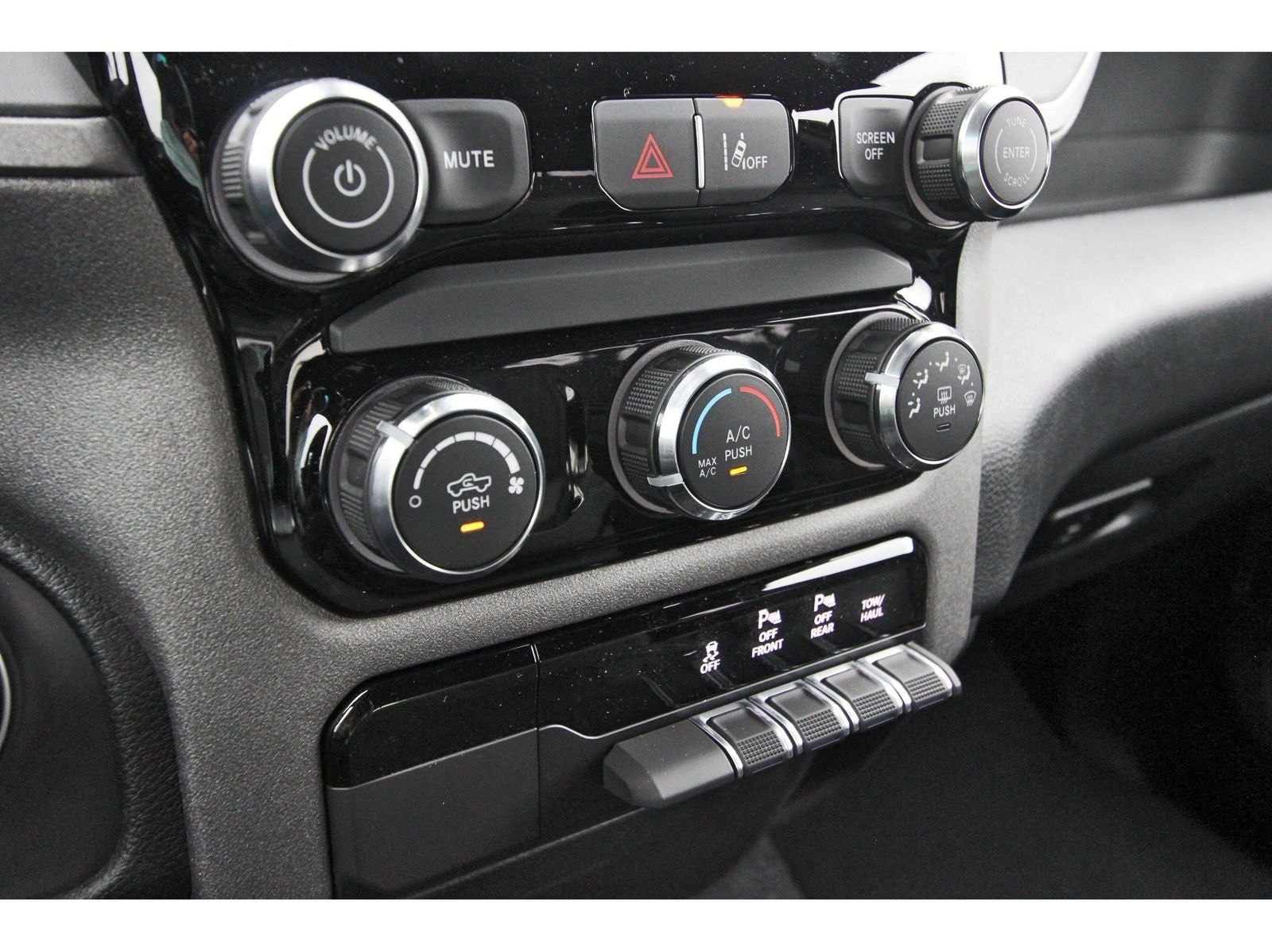 2026 RAM 1500 Express 4x2 Crew Cab 5'7" Box