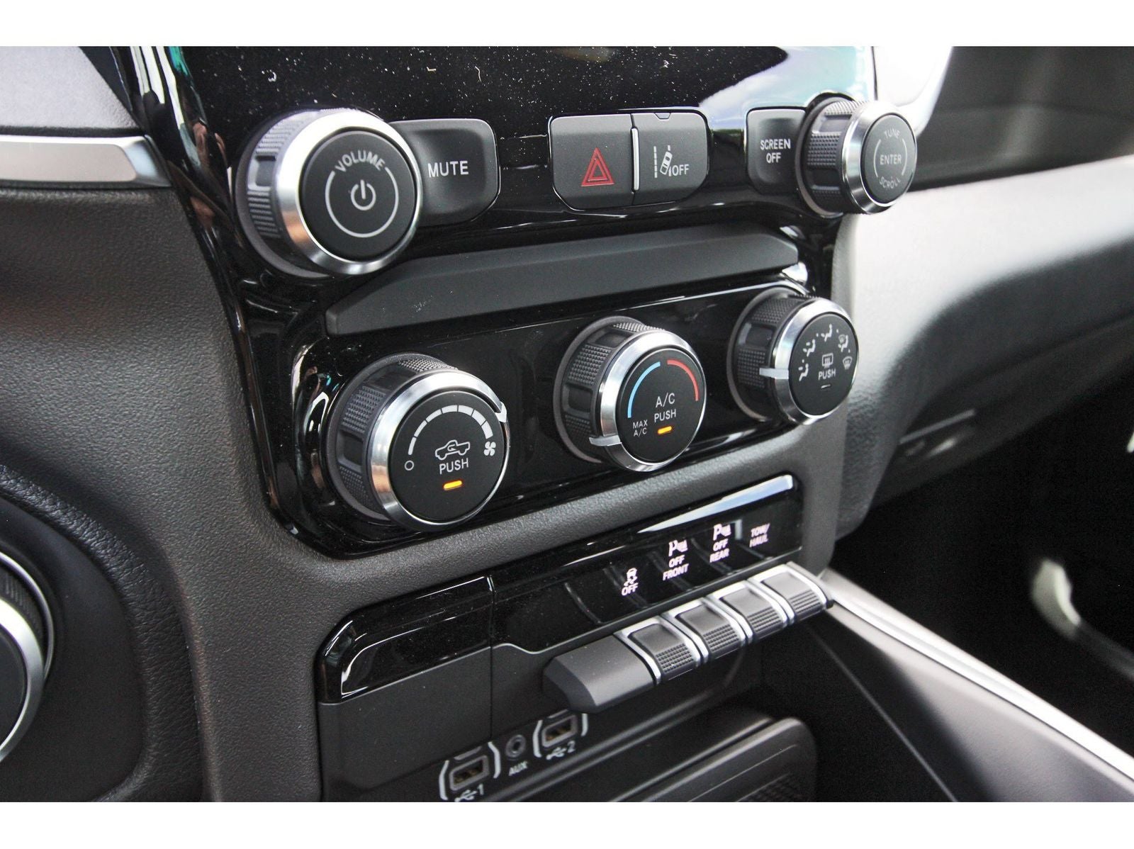 2026 RAM 1500 Express 4x4 Crew Cab 5'7" Box