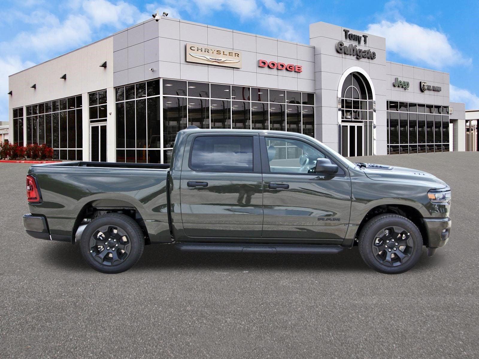 2026 RAM 1500 Express 4x4 Crew Cab 5'7" Box