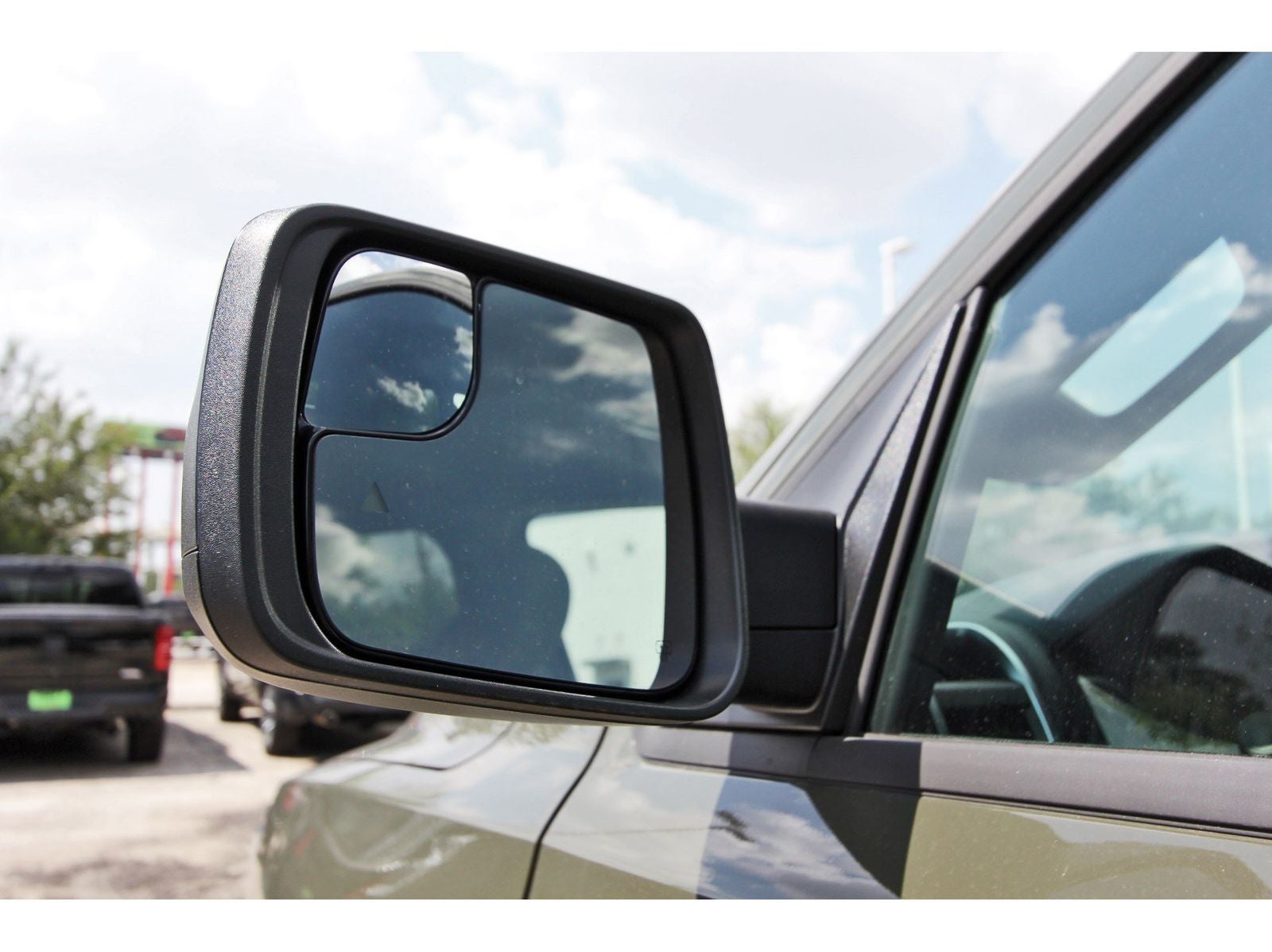 2026 RAM 1500 Express 4x4 Crew Cab 5'7" Box