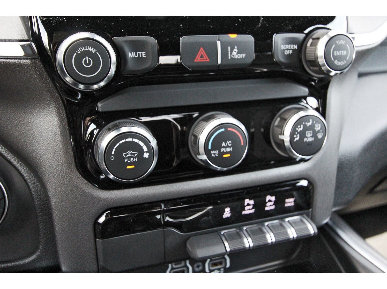 2026 RAM 1500 Express 4x4 Crew Cab 5'7" Box