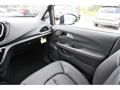 2027 Chrysler Pacifica Select FWD