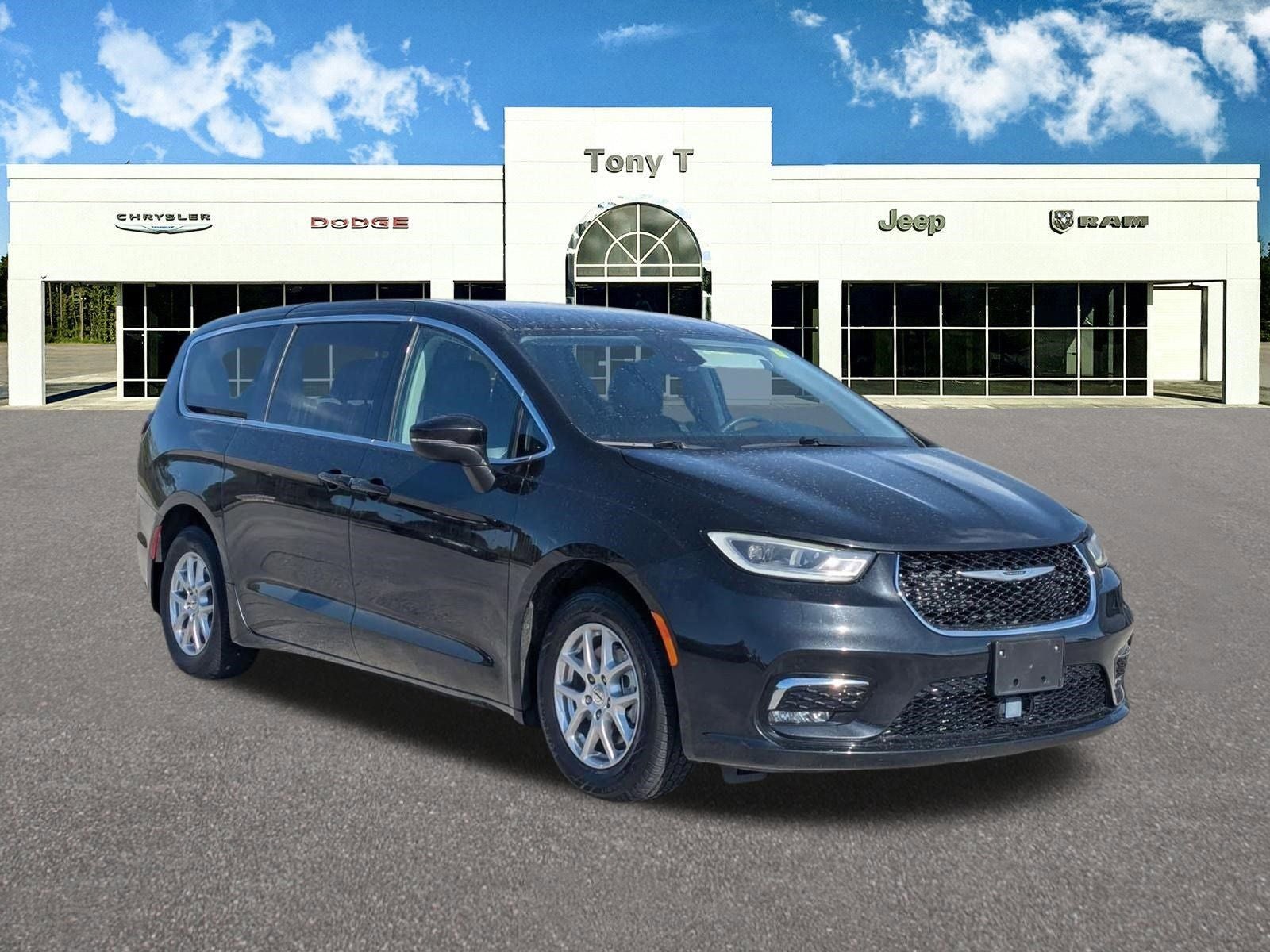 2023 Chrysler Pacifica Touring L's photo