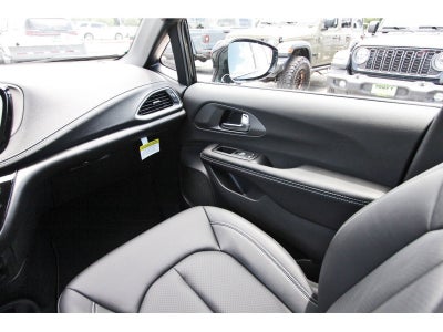 2027 Chrysler Pacifica Select FWD