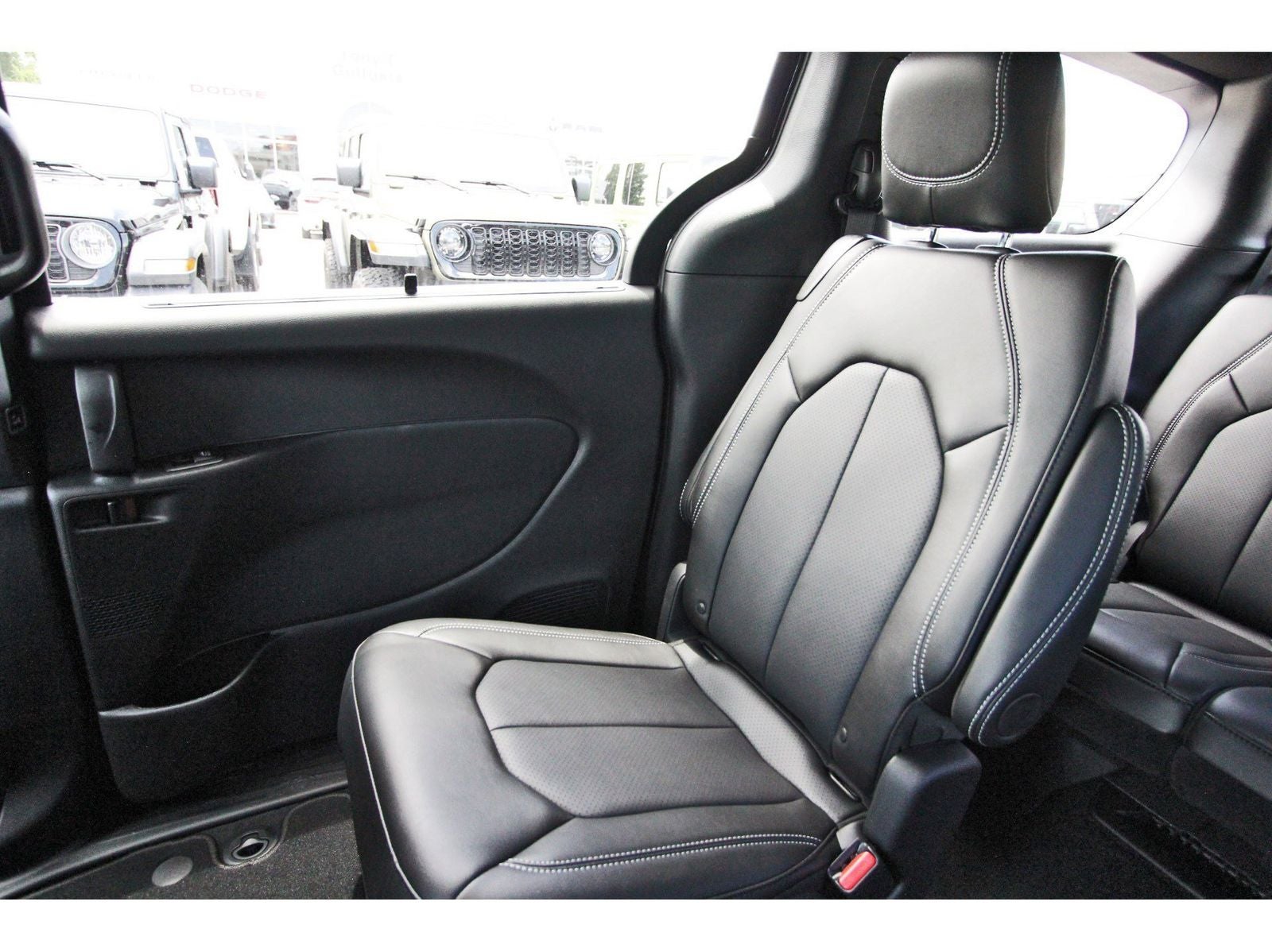 2027 Chrysler Pacifica Select FWD