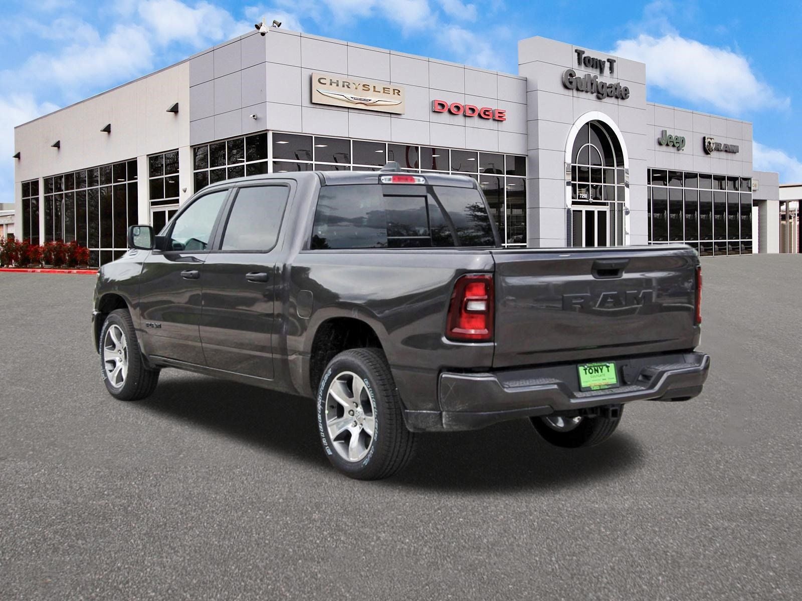 2026 RAM 1500 Express 4x2 Crew Cab 5'7" Box