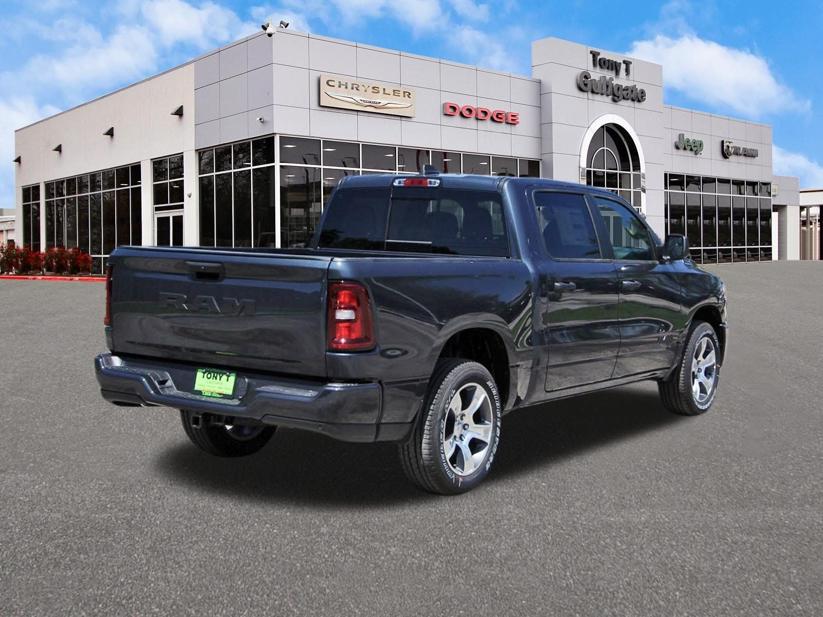 2026 RAM 1500 Express 4x2 Crew Cab 5'7" Box