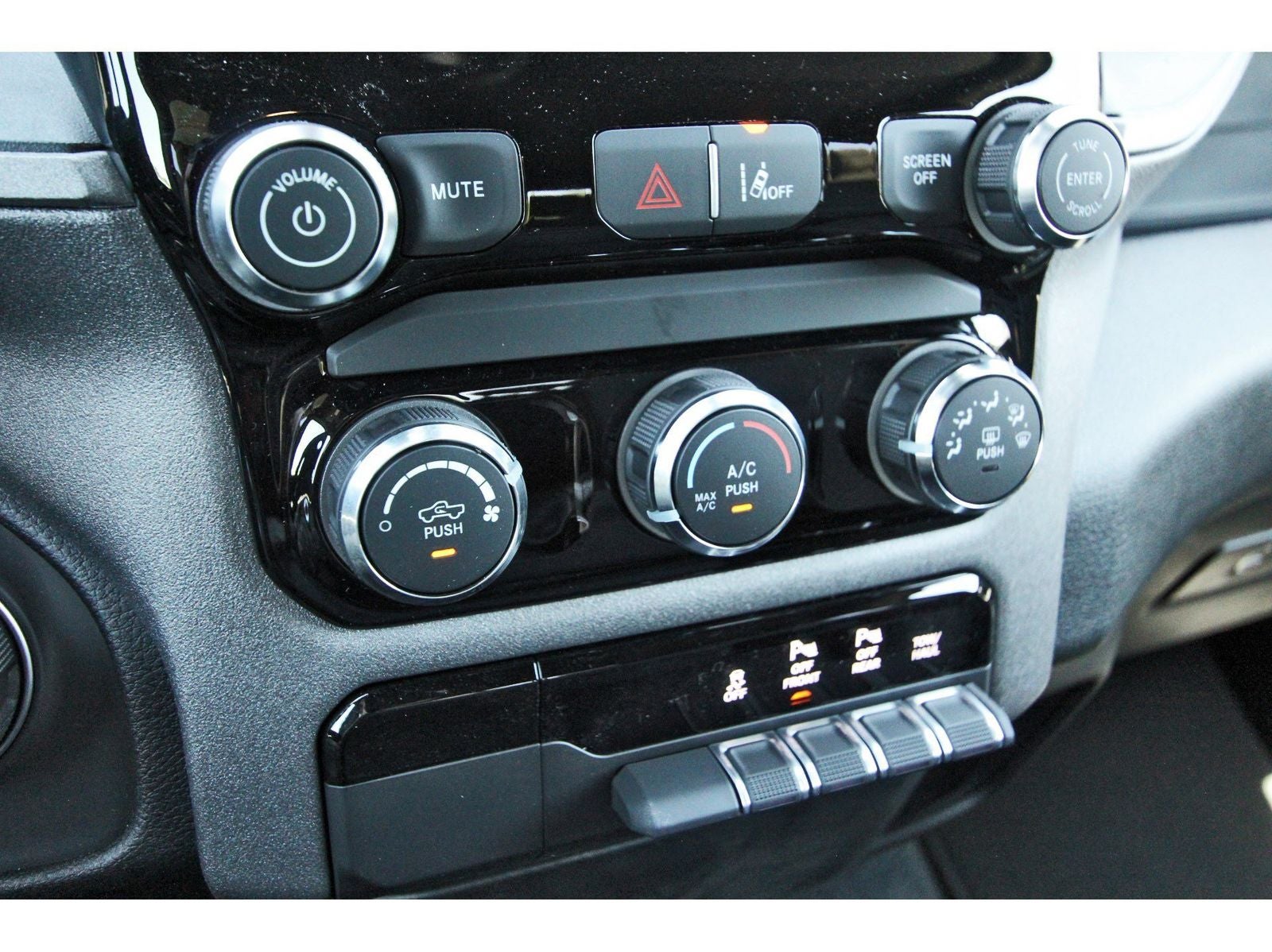 2026 RAM 1500 Express 4x2 Crew Cab 5'7" Box