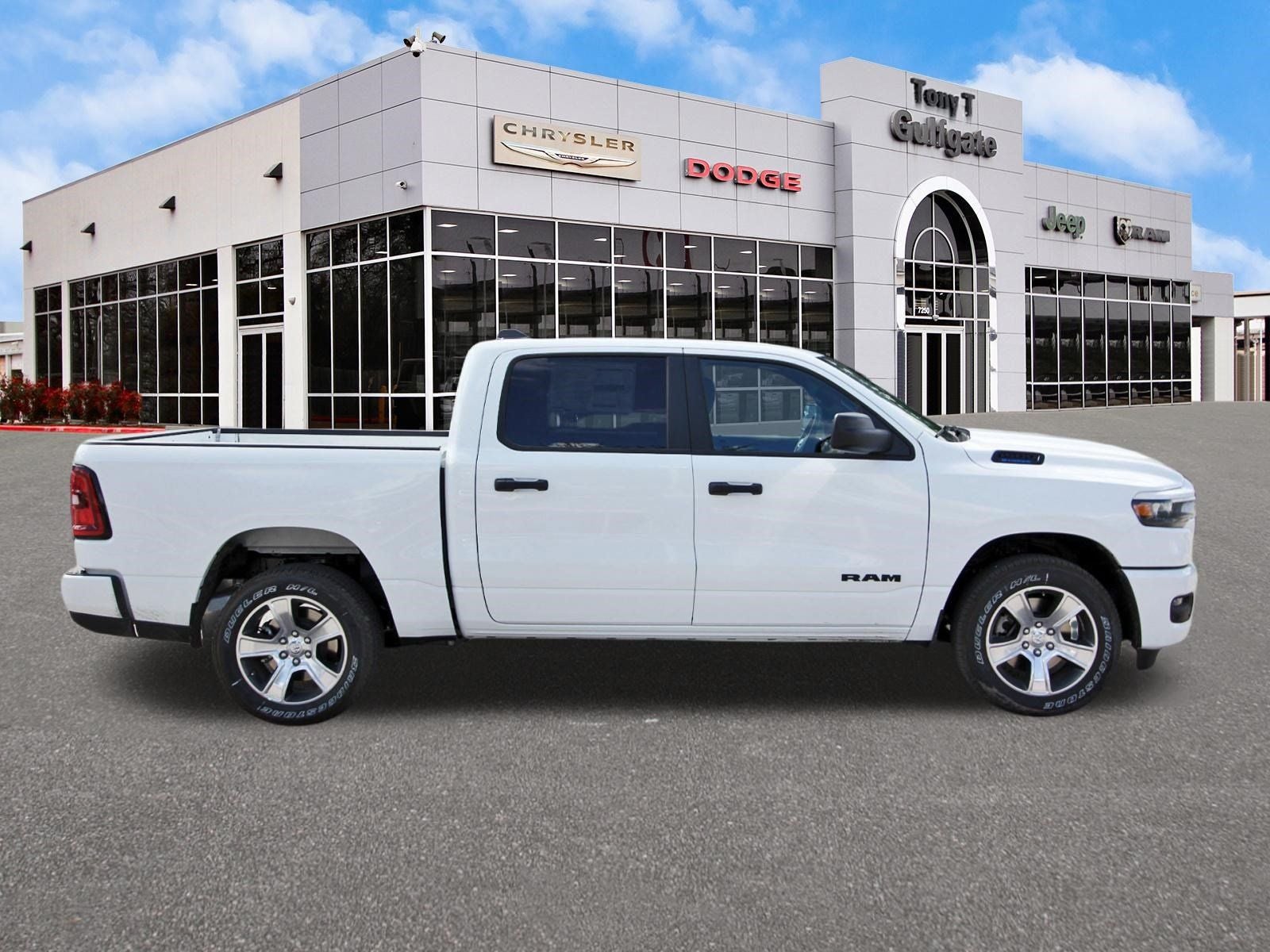 2026 RAM 1500 Express 4x2 Crew Cab 5'7" Box